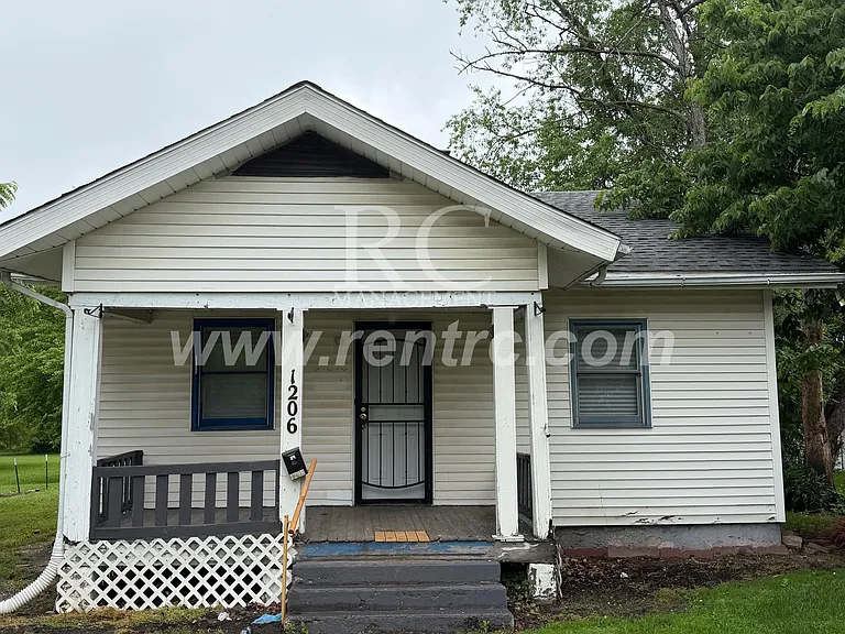 1206 Robinson St — Photo 1