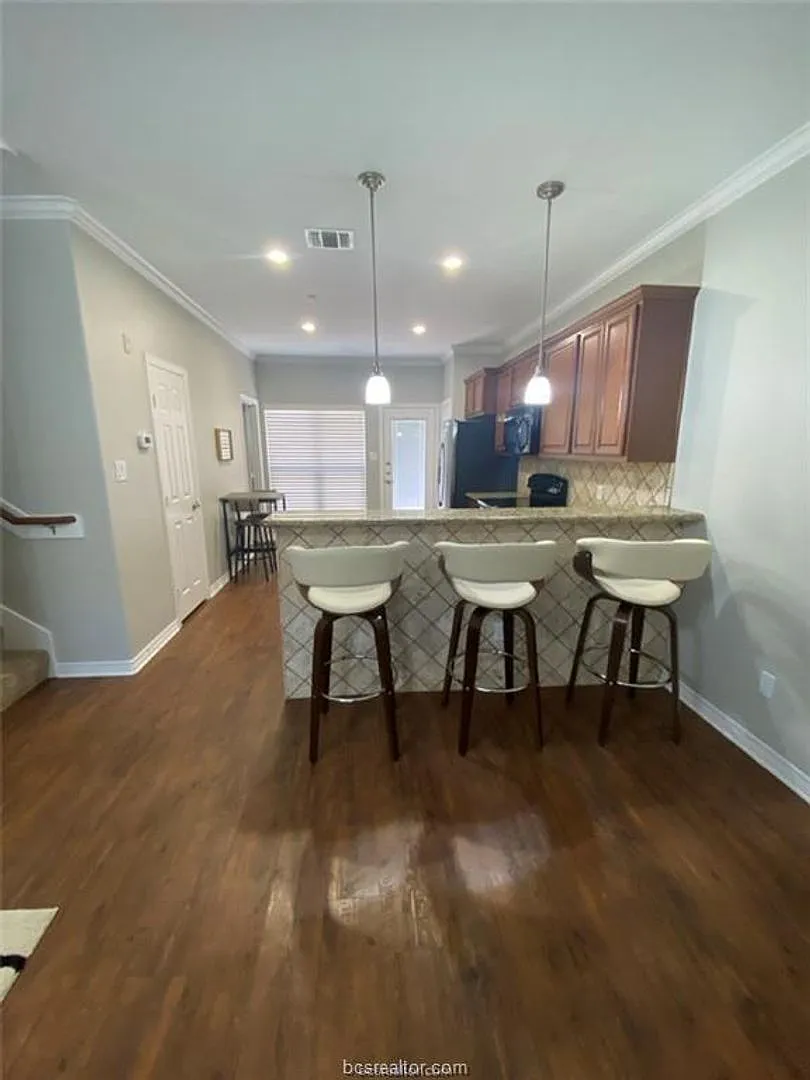 4 Bedroom Lakeridge - Available NOW! — Photo 3