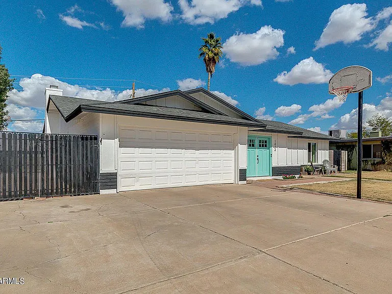 1424 E Broadmor Dr — Photo 2