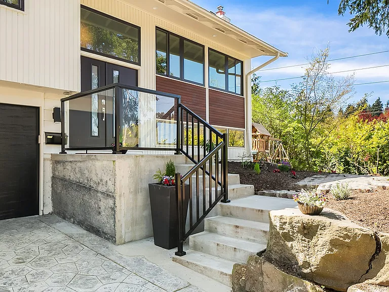7801 SE 37th St — Photo 3