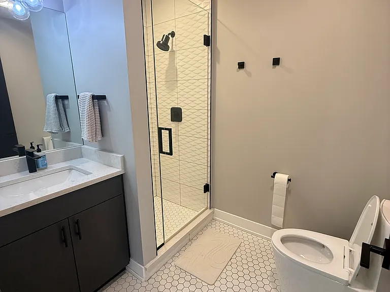 1701 W Division St #2E — Photo 10