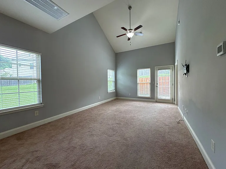 1034 Chatsworth Dr — Photo 9