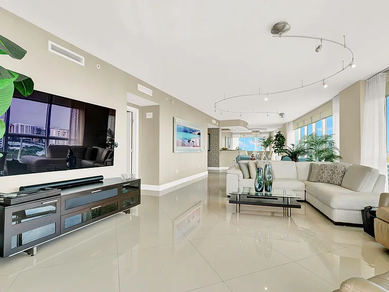1 N Ocean Blvd #1007 — Photo 10