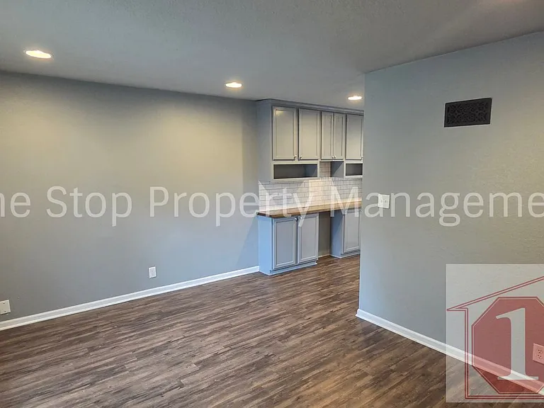 608 NE Florence Ave #A — Photo 4