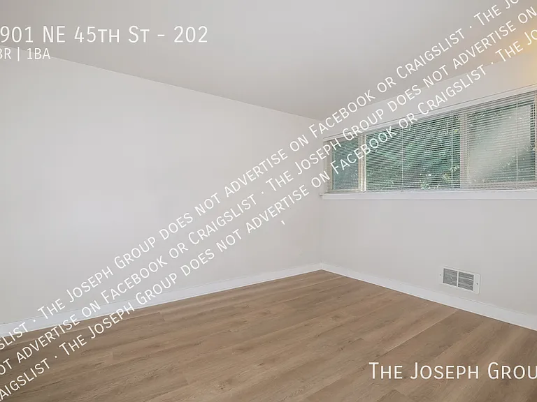 Laurelhurst — Photo 12