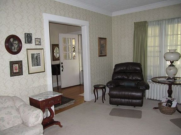 5th image of 300 Crescent Blvd