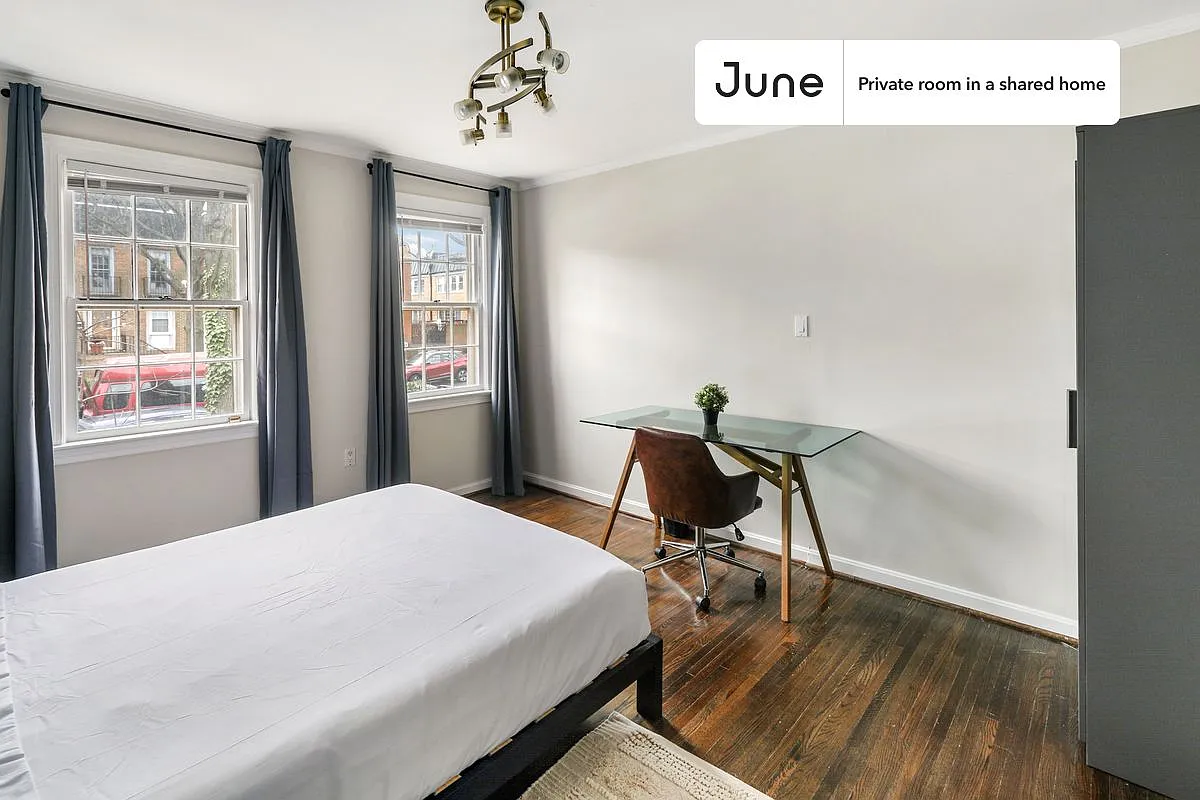 Queen bedroom in 7 bed/3.5 bath home in Southwest Waterfront #938 B — Photo 3