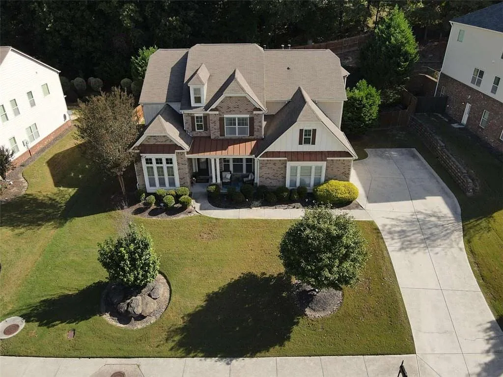 5 bed, 4.5 bath, 4341 sqft, $3,900 — Photo 3