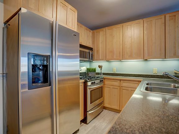5th image of 360 W Washington Ave Unit 1110