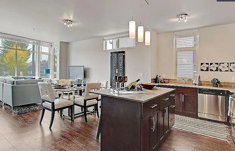 MOTIF APTS — Photo 3