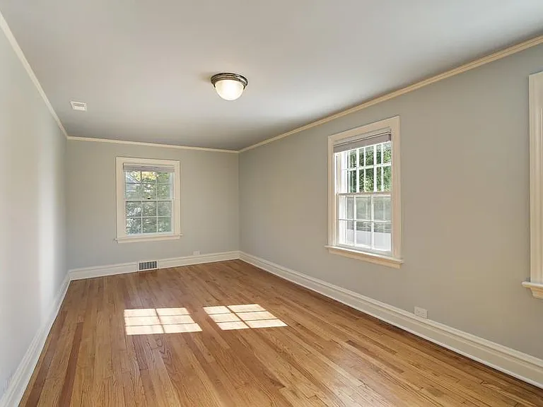 1100 Crescent Ln — Photo 3