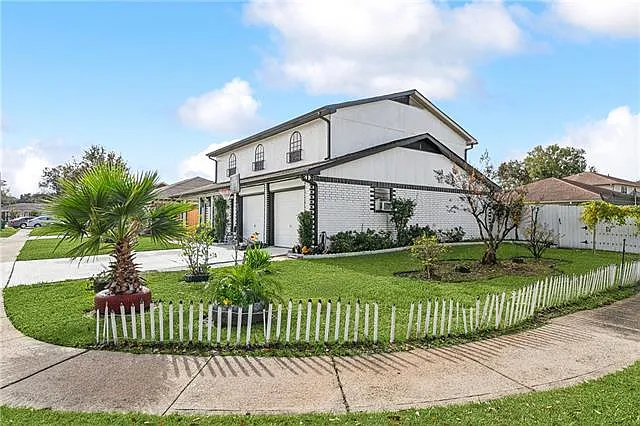 4 bed, 2.5 bath, 2302 sqft, $2,500 — Photo 2