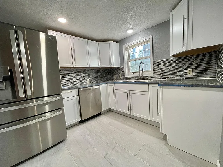 322 E Avenue D — Photo 6