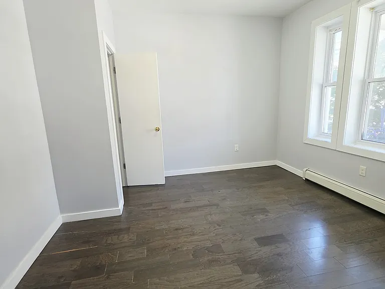 29 Bartholdi Ave #1B — Photo 4