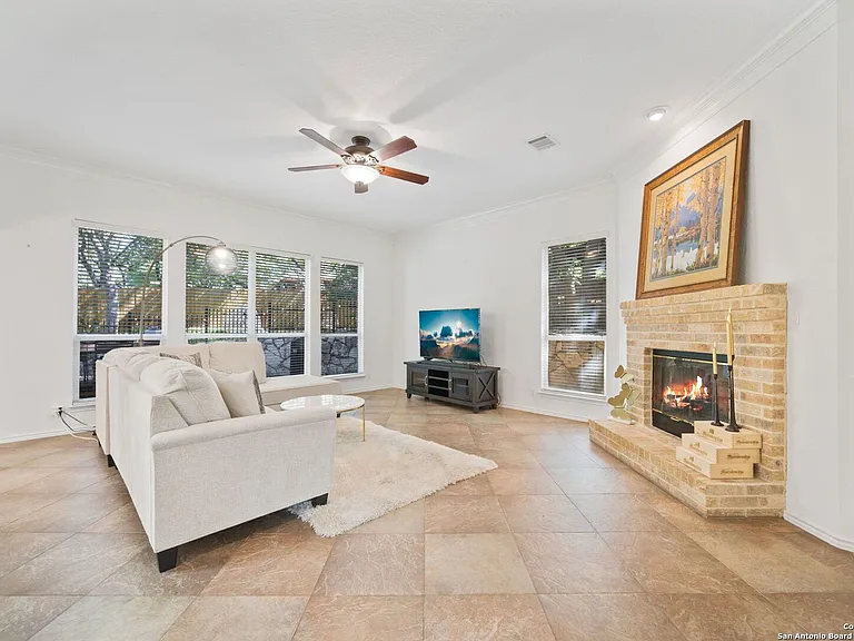 614 Cypress Trl — Photo 4