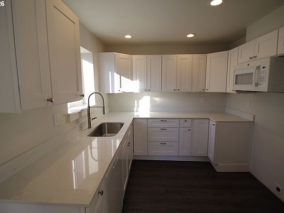 4th image of 186 SW Rainbow Ave