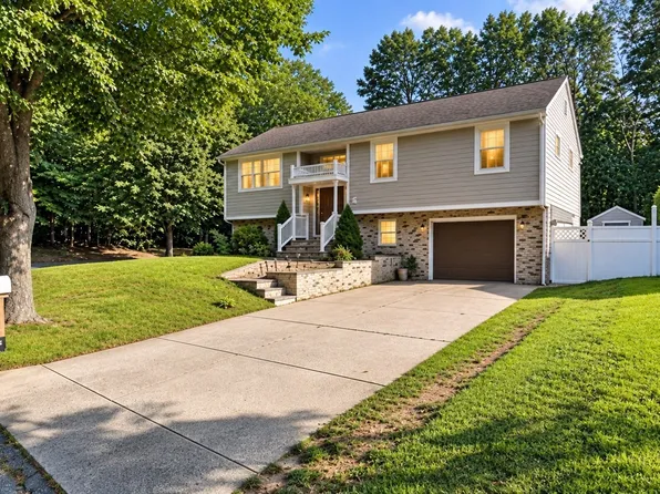 2 Cutter Ln, Dartmouth, MA 02748