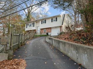 2 Old Mill Rd, Quaker Hill, CT 06375