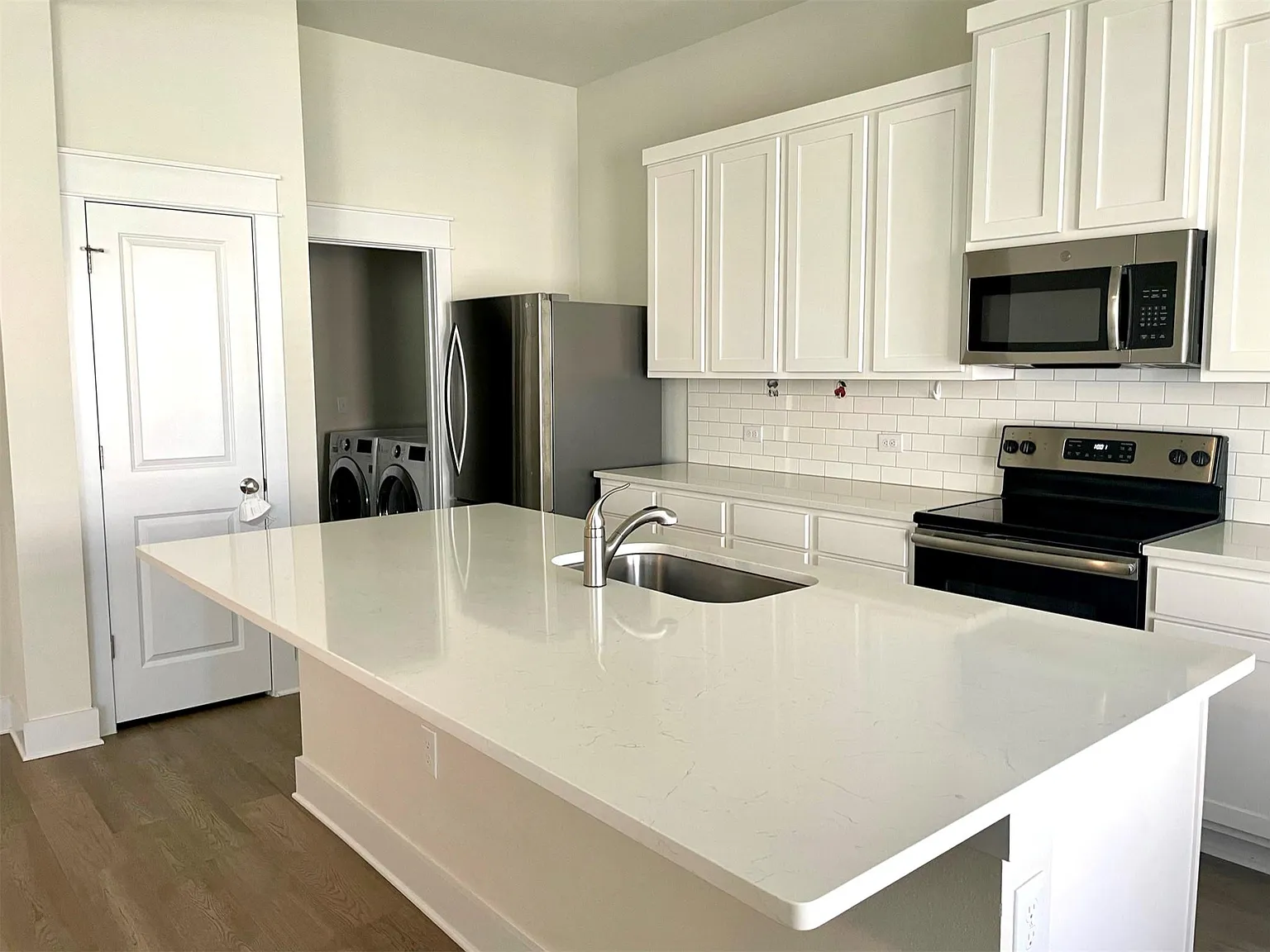 4 bed, 2.5 bath, 1985 sqft, $2,300 — Photo 3