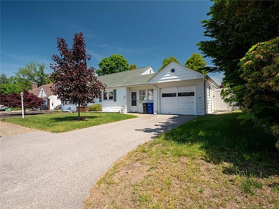 3rd image of 7 Hopedale Dr