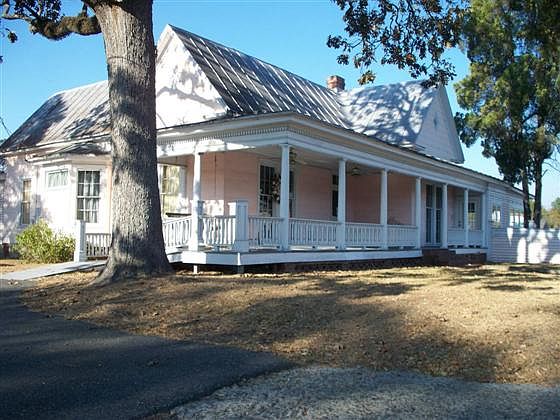 1st image of 106 W Dykes St
