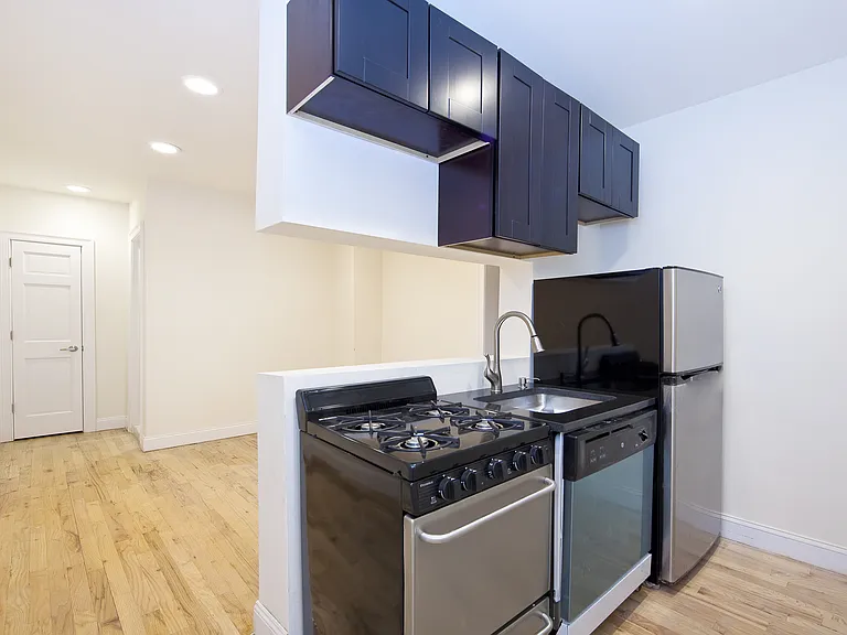 31 E 1st St #2D — Photo 3