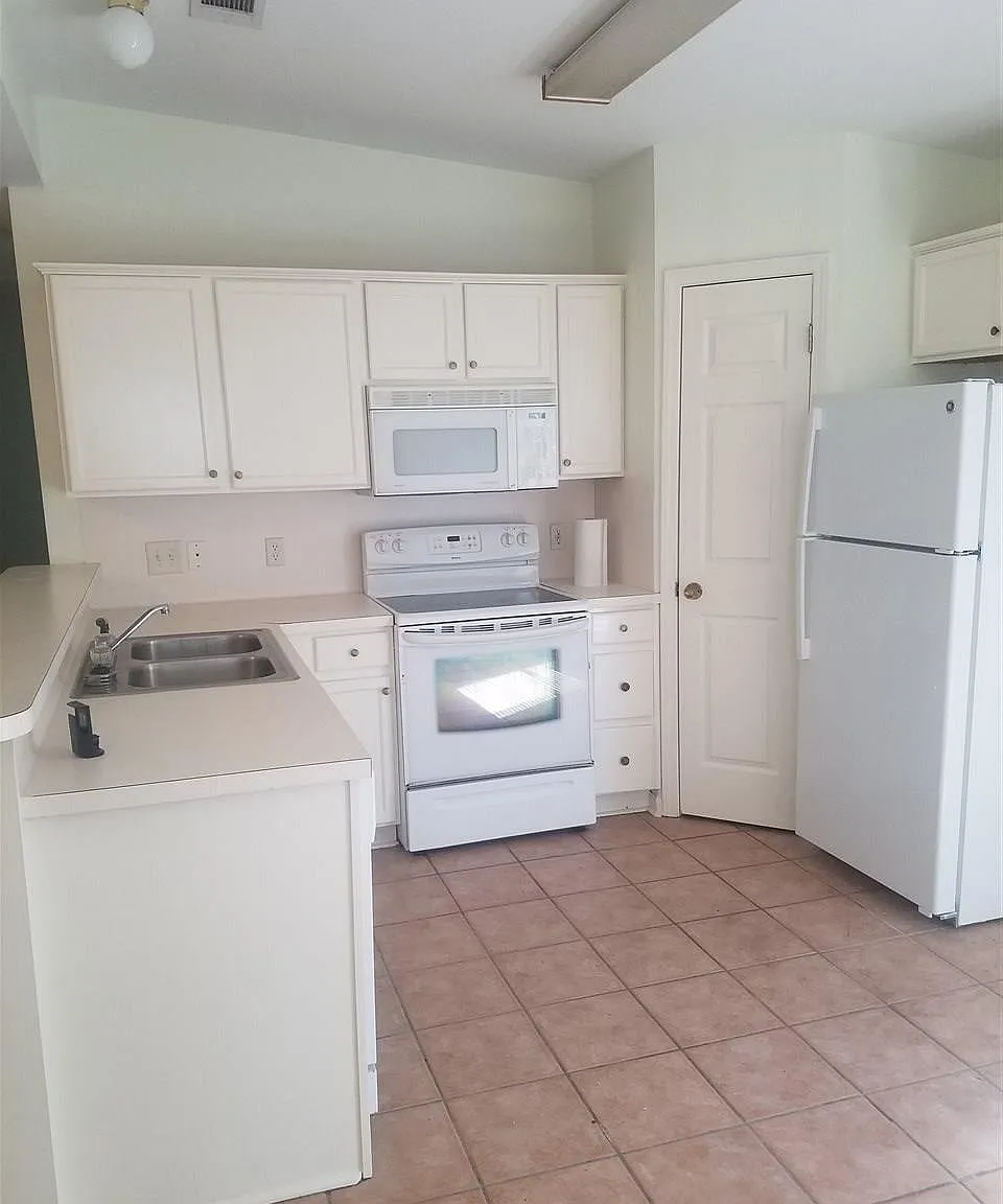 3 bed, 1102 sqft, $1,600 — Photo 4