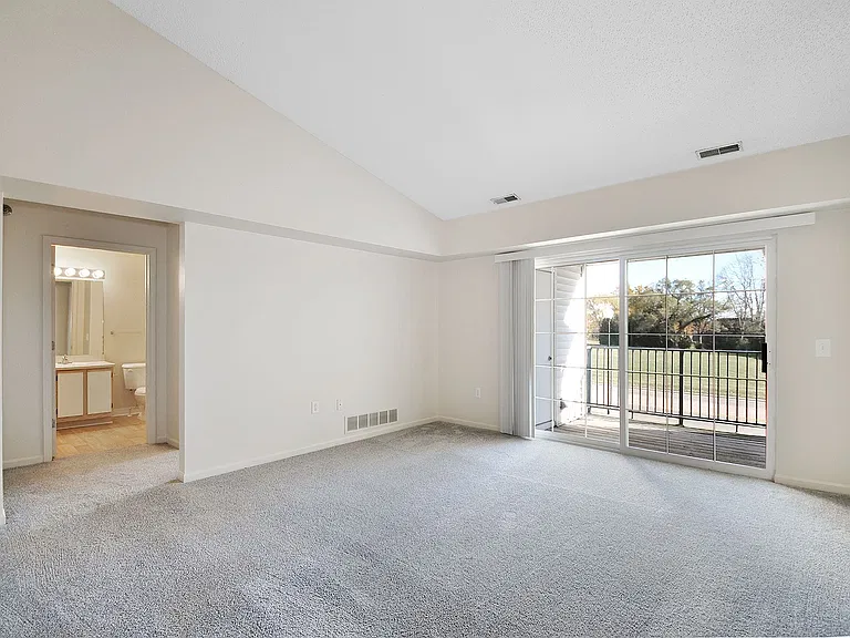 Pendleton Park Apartments — Photo 13