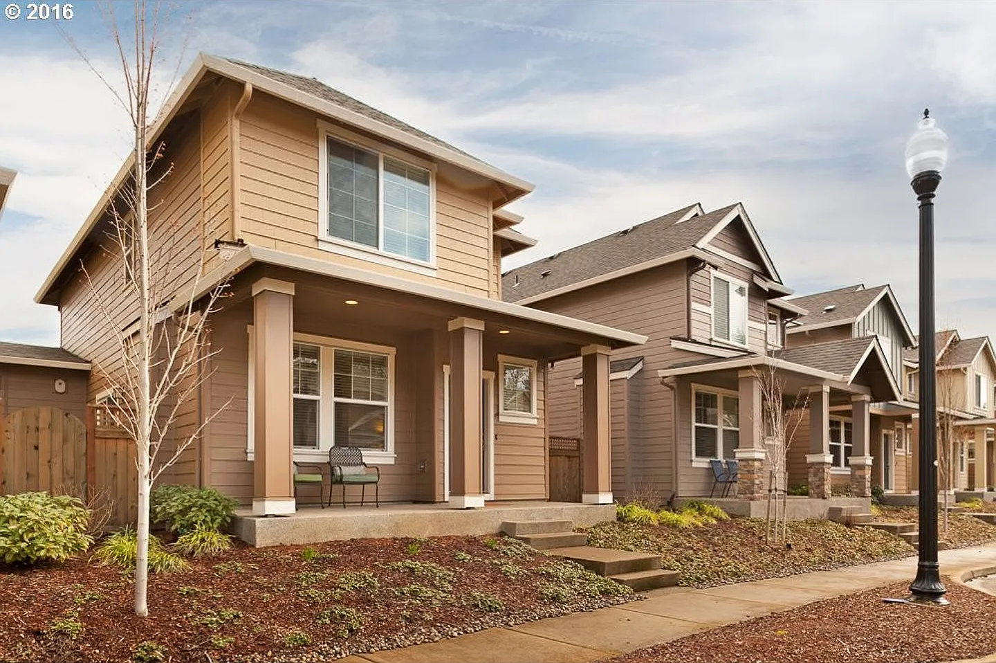 Gorgeous 3 Bedroom Townhome - Excellent Location! Close To Nike & Intel — Photo 2