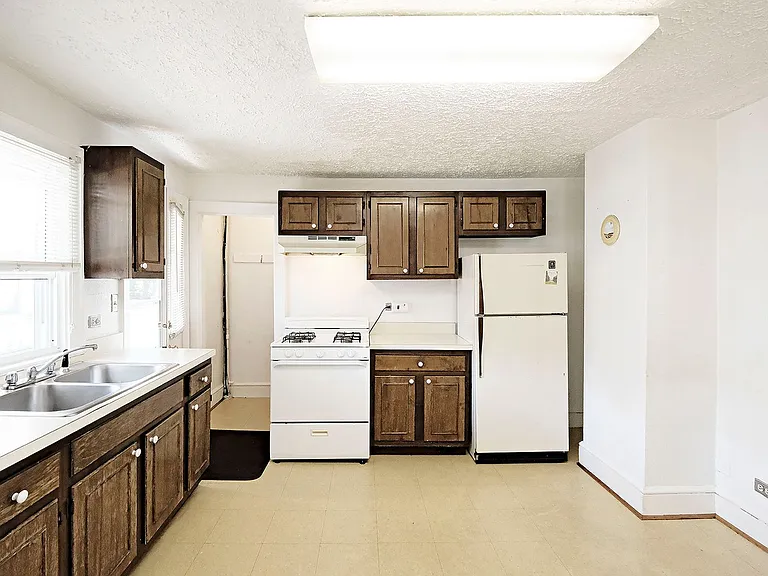 1306 Chesapeake St — Photo 4