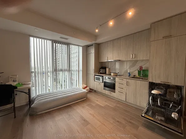 60 Honeycrisp Cres #706, Vaughan, ON L4K 0N5