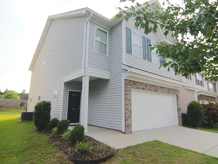 194 Bonhomme Cir — Photo 3