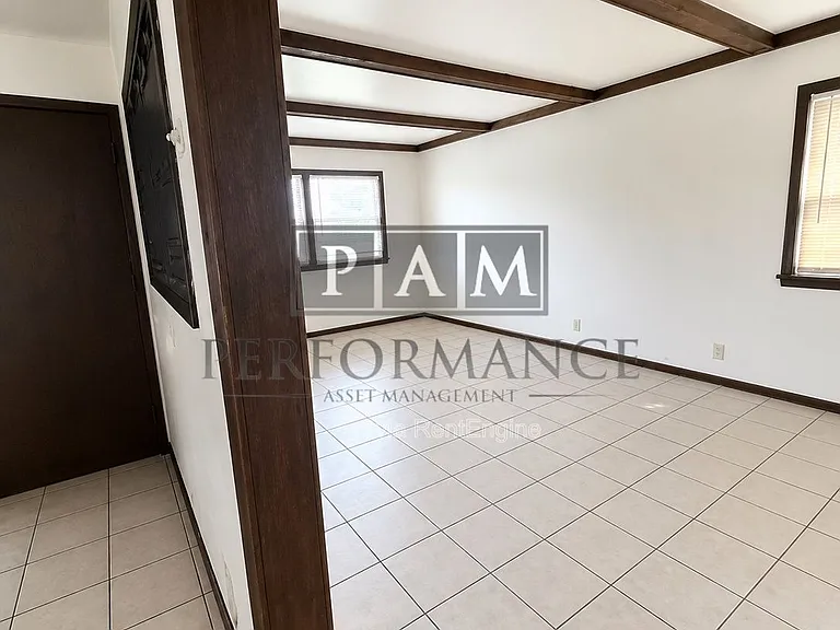 6535 N 58th St — Photo 3
