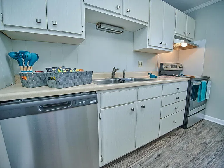 Seven Oaks Apartments — Photo 1