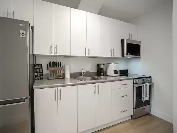 1046 Bathurst St — Photo 13