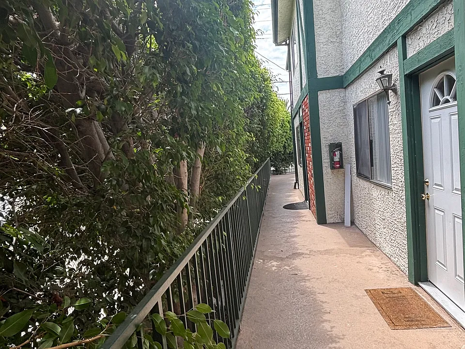 404 Myrtle St #4
