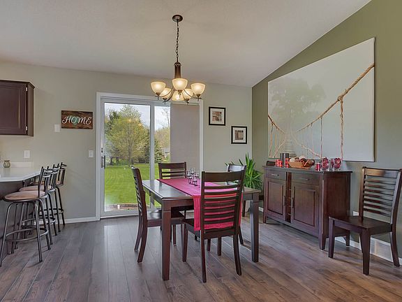 5th image of 302 2nd Ave NE