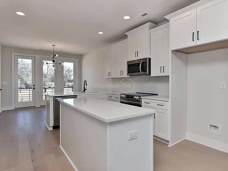 2204 Northend Dr — Photo 4