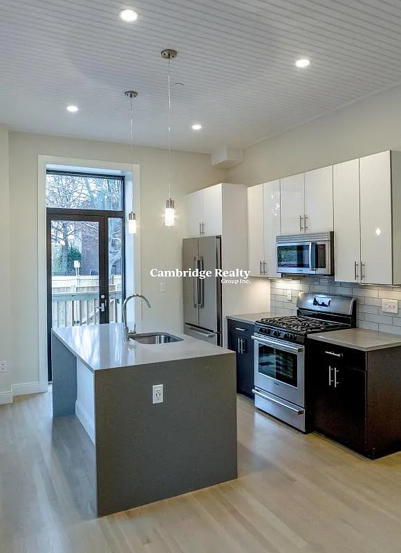 Building Photo - 11 Newcomb St #3T