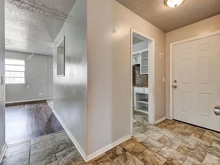 8709 N Hudson Ave — Photo 2
