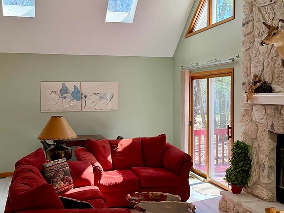 5th image of 304 Balsam Rd