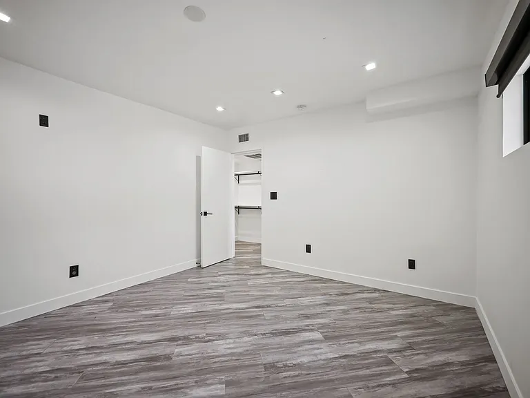 230 S Carondelet St — Photo 31