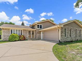 302 Canyon Trl, Carol Stream, IL 60188