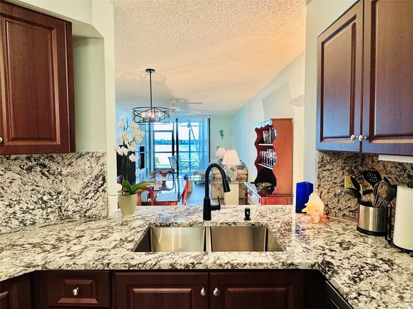118 Lake Emerald #105, Oakland Park, FL 33309