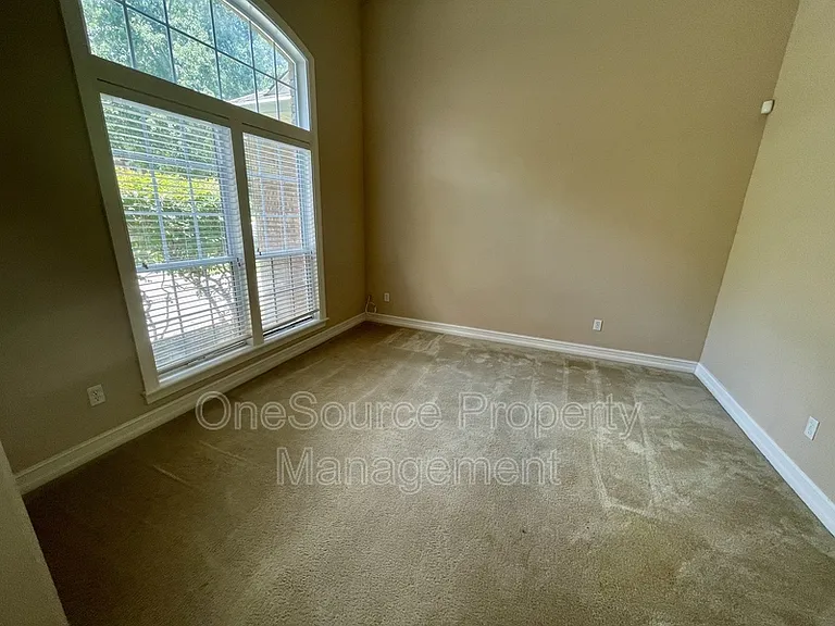 979 Watersview Dr — Photo 3