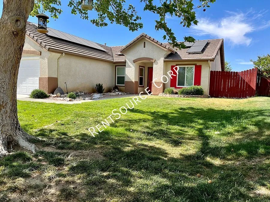3 Bedrooms/2 Bathrooms Single Story Home for Rent in East Lancaster in the Antelope Valley — Photo 3