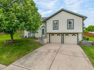 810 Pine Crest Ave, Kearney, MO 64060