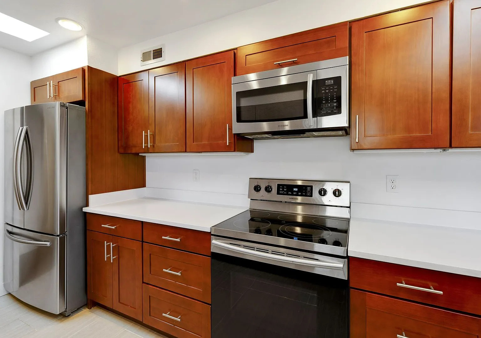 Queen Anne water view 3 bed 2 bath with den and 2 parking spaces — Photo 3