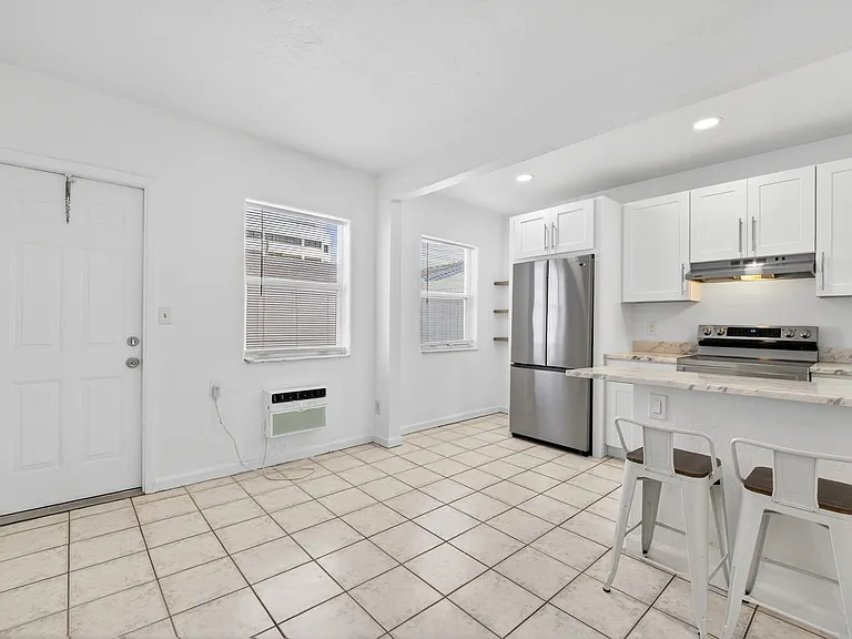 412 SE 16th St #3A — Photo 9