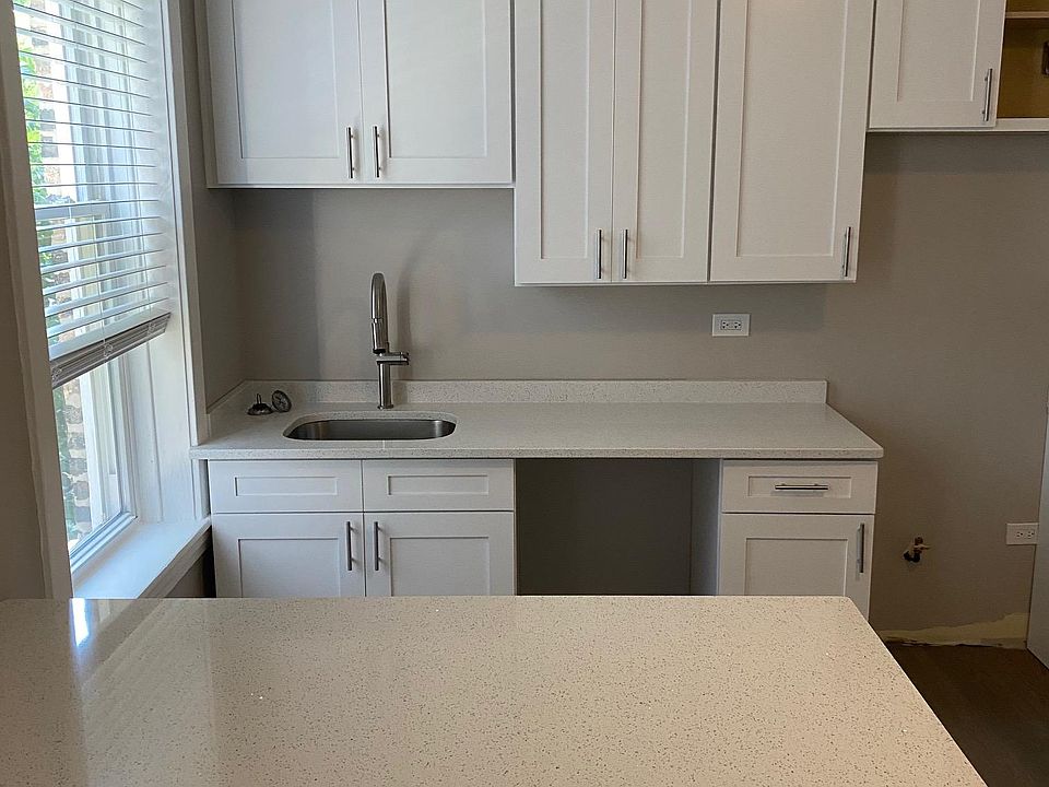 1st image of 2229 N Leavitt St #3R